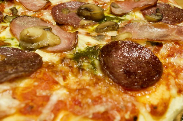 Pizza with Pepperoni and ham in close-up — Stock Photo, Image