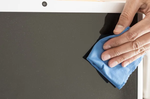 Limpieza de una pantalla plana con un paño antiestático azul — Foto de Stock