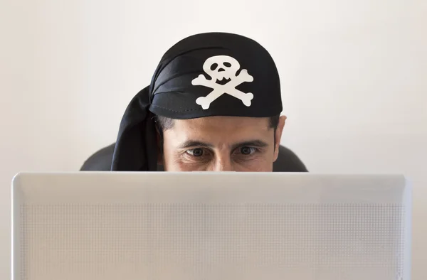 Hacker izliyor ve smilingon beyaz arka plan — Stok fotoğraf