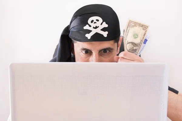 Хакер смотрит и крадет виртуальные деньги в долларах США — стоковое фото