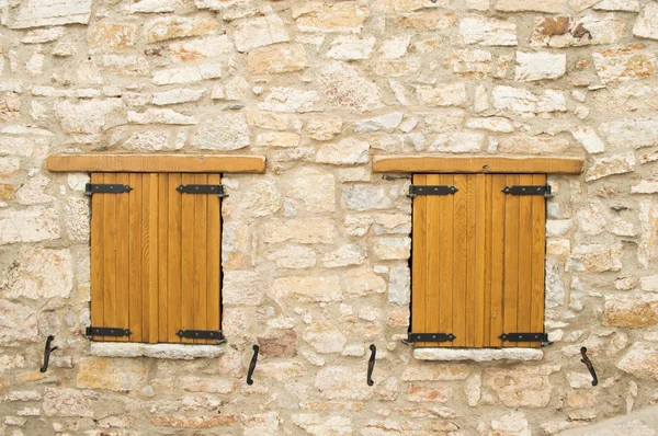两个封闭木制窗口 — 图库照片