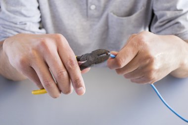 kablo kesme çalışan adam