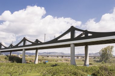 Demiryolu Köprüsü yüksek hızlı bir nehir üzerinde