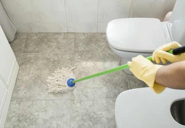 Frotter le sol de la salle de bain — Photo