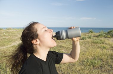 casual kadın eğitimden sonra içme