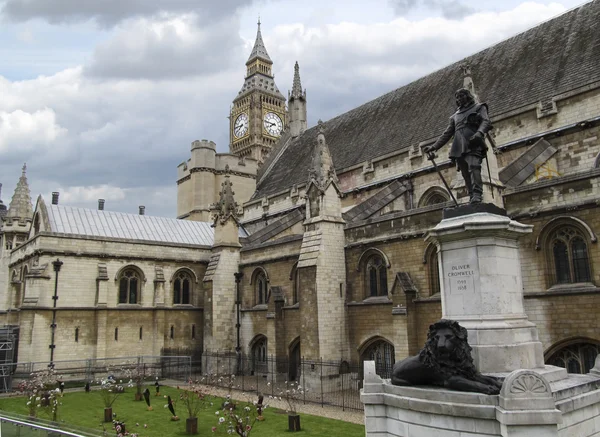Pohled na big ben a parlamentu a okolní budovy z Westminsteru — Stock fotografie