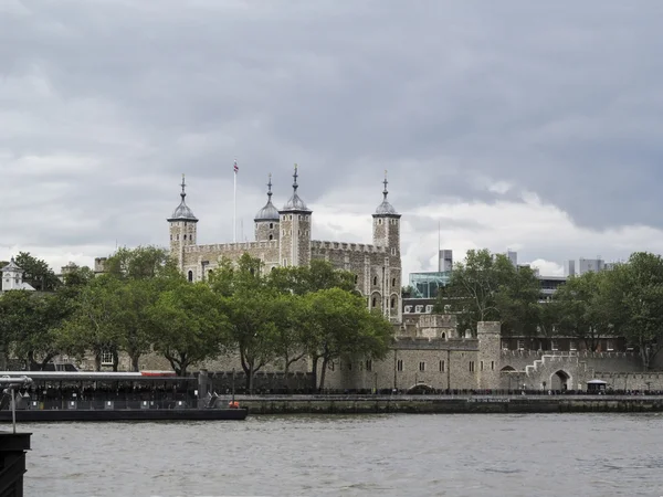 Torre de Londres do outro lado do rio — Fotografia de Stock