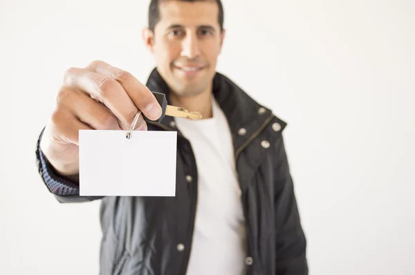 Motociclista oferecendo um cartão chaves com espaço de cópia — Fotografia de Stock