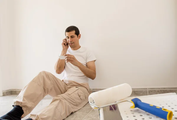 Man calling professional painters who have a desperate notecard — Stock Photo, Image