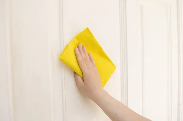 Ręczne czyszczenie drzwi białą szmatką żółty — Zdjęcie stockowe