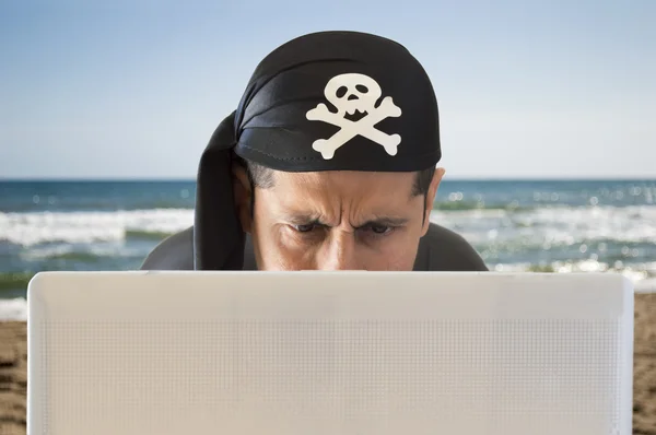 Hacker olhando confuso na praia — Fotografia de Stock
