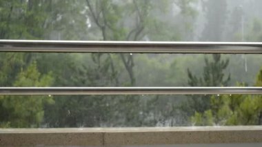 bir korkuluk yağmur