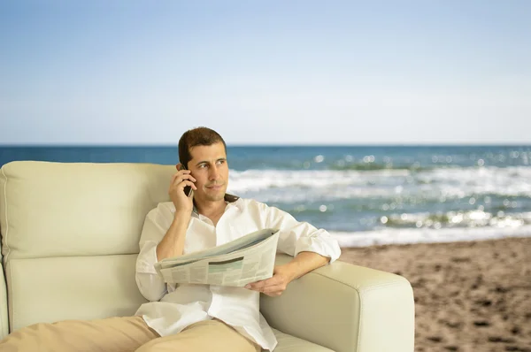 Commentando notizie economia sul chill out — Foto Stock