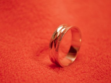 Alyans kırmızı bir arka plan üzerinde