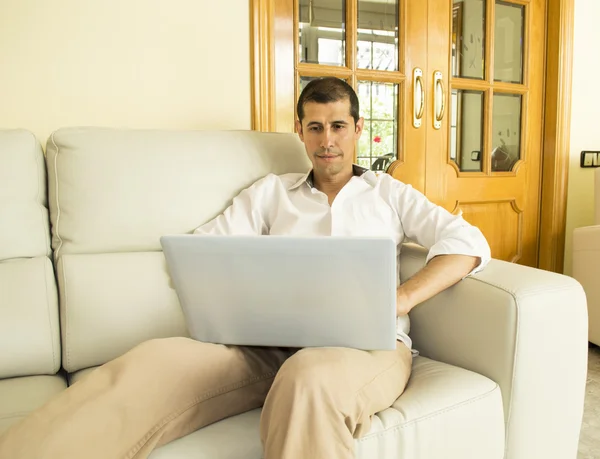 Man werkt op laptop computer — Stockfoto