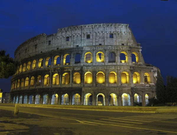 Kolosseum bei Nacht in Rom — Stockfoto