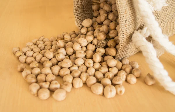Cizrna fazole v tabulce — Stock fotografie