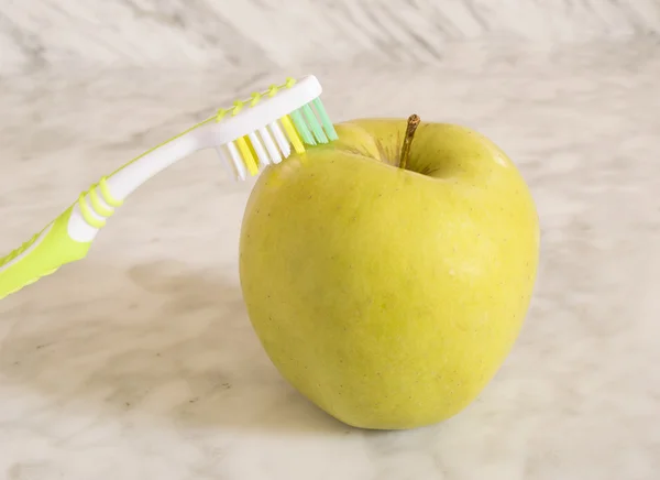 Pomme et brosse à dents — Photo