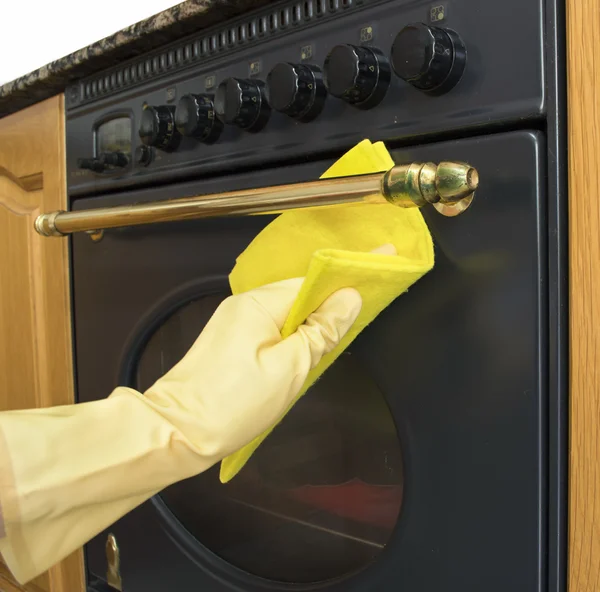 Schoonmaken van de buitenkant van een oven — Stockfoto