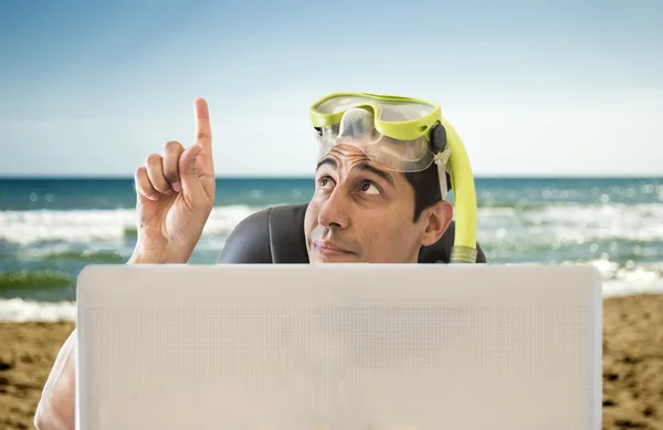 Hombre señalando su dedo a la playa — Foto de Stock