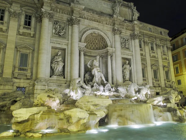 Fontana di trevi 夜 — 图库照片