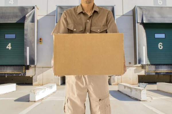 Homem oferecendo seu transporte de mercadorias — Fotografia de Stock