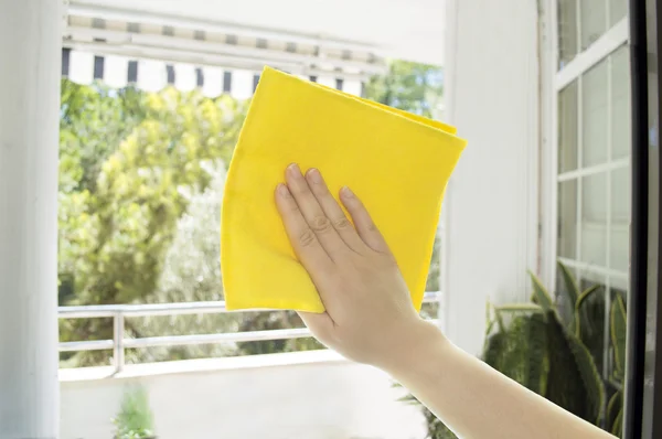 Hand smutsiga glasögon — Stockfoto