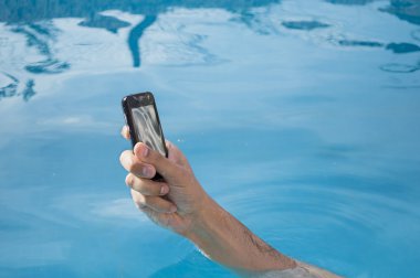 cep telefonu ile ıslanmadan banyo