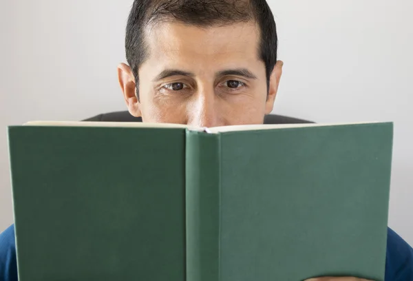 Reading a book — Stock Photo, Image