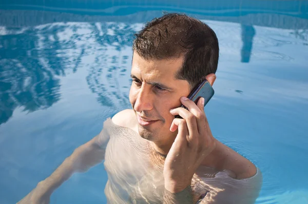 Telefoon door zwembad — Stockfoto