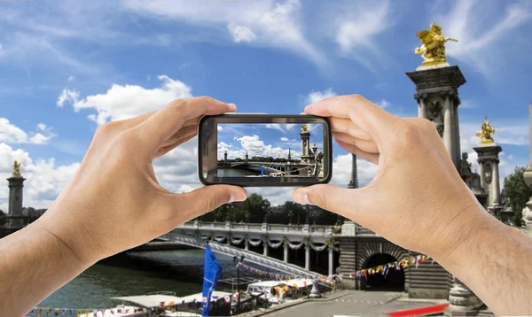 Camera mobile at Pont Alexandre III bridge — Stock Photo, Image