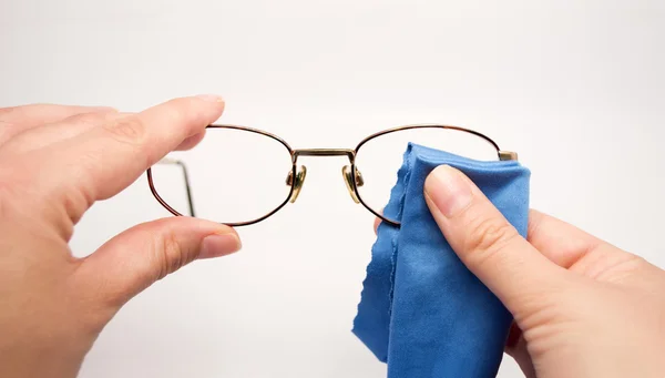 Vrouw schoonmaken zijn bril — Stockfoto