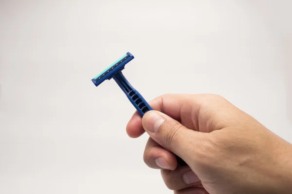 Hands showing a razor — Stock Photo, Image