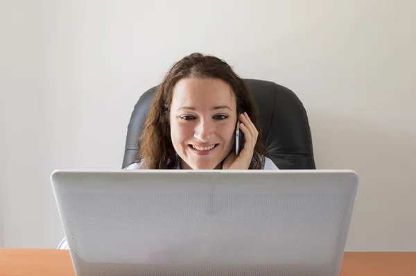 Frau am Handy informiert — Stockfoto