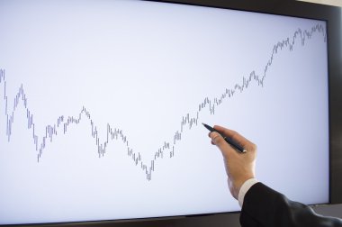monitör kalemle işaret eden işadamı