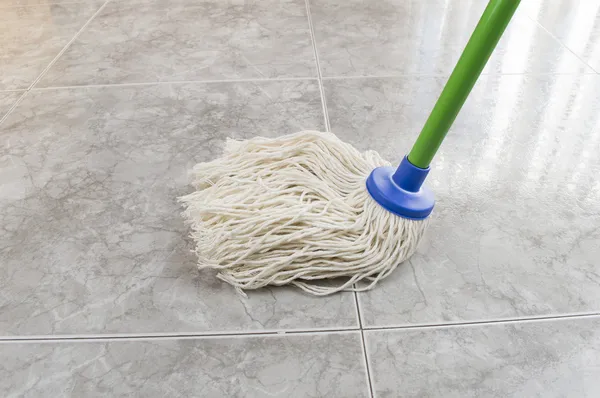 Cleaning the floor marble — Stock Photo, Image