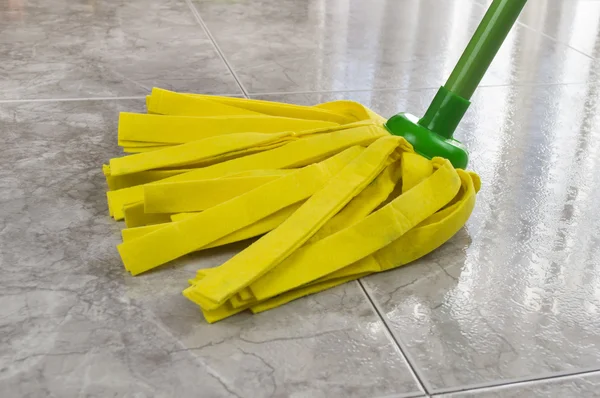 Limpeza esfregona amarela — Fotografia de Stock