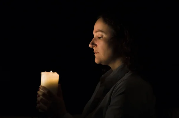 Kerzenschein in ihren Händen — Stockfoto