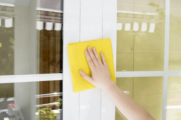 Schoonmaken van aluminium venster — Stockfoto