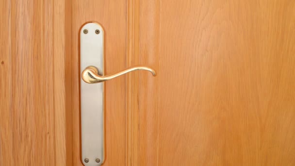 Ouvre la porte. 