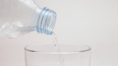 su bir bardak içine dökülür