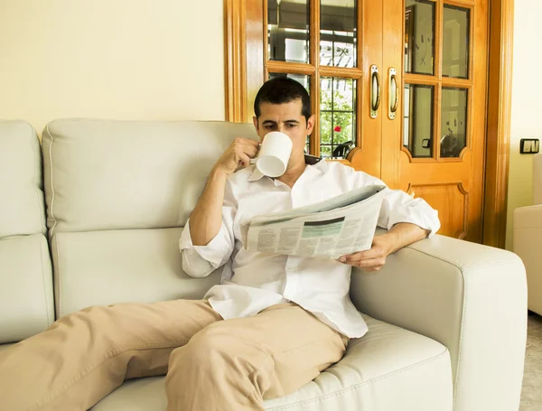 Reading newspaper — Stock Photo, Image