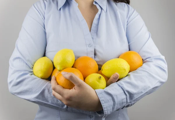 Woman lemons and oranges — Stock Photo, Image