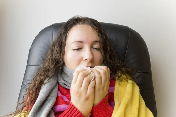 Woman sneezing — Stock Photo, Image