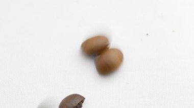 kahve çekirdekleri düşüyor