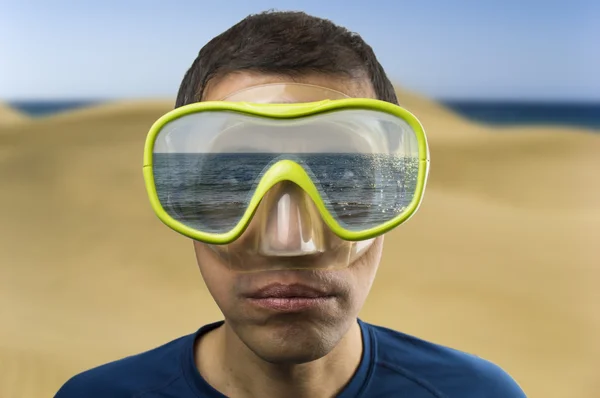 Man looking at sea — Stock Photo, Image