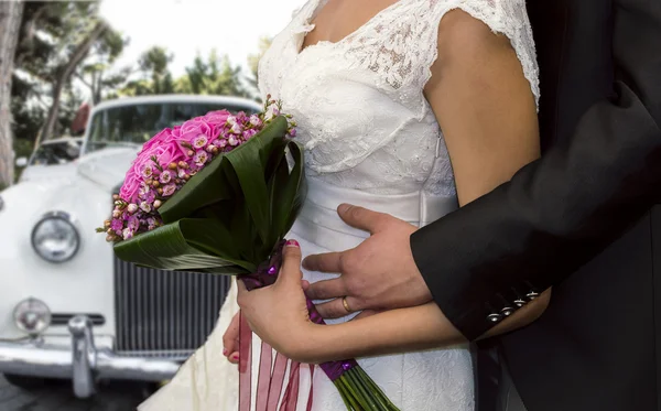 Verheiratete vor einem Auto — Stockfoto