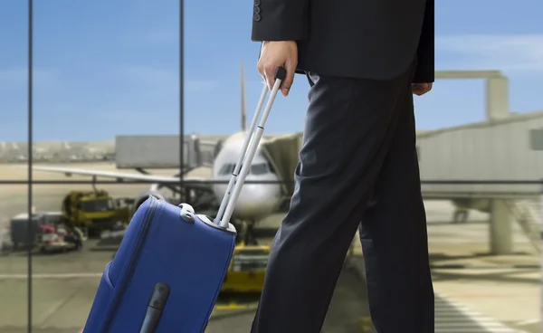 Hombre caminando bolsa de viaje — Foto de Stock