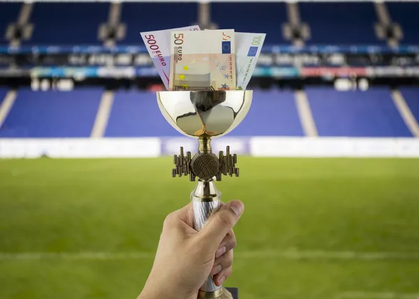 Mais euros mais títulos com o fundo de um estádio — Fotografia de Stock