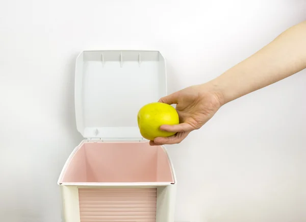 Throwing food at garbage — Stock Photo, Image